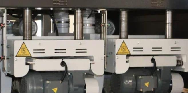EcoWood EXCELLENT 1000 T6B  Надежное крепление шлифовальных узлов  Каждый шлифовальный узел крепится на 4х массивных направляющих, что обеспечивает точность позиционирования и стабильное качество шлифования 