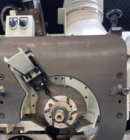 QUADRO 723 High Speed SAW  Автоматический джоинтер для прямых ножей  На 5-ом и 6-м шпинделе установлен автоматический джоинтер для прямых ножей  Джоинтер – устройство для доводки заточенных ножей методом прифуговки на шпинделе  Джоинтер подтачивае...