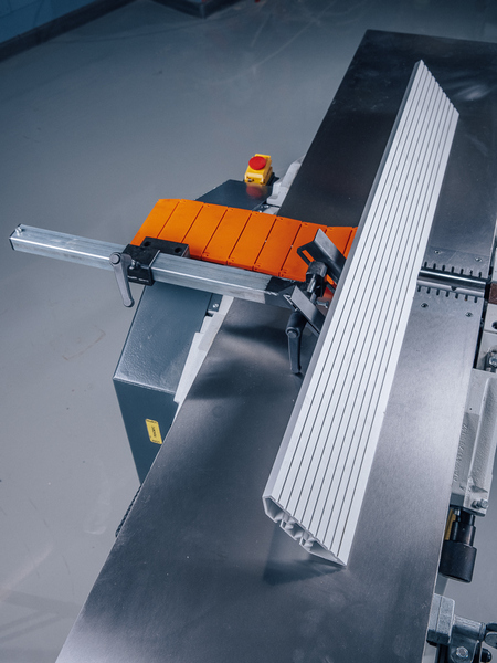 OSTERMANN ADM 320  Направляющая линейка  Алюминиевая направляющая линейка длиной 1100мм является хорошей базой при обработке  Наклон до 45° позволяет снимать фаску под нужным углом  Гибкая защита закрывает ножевой вал за линейкой, что делает работ...
