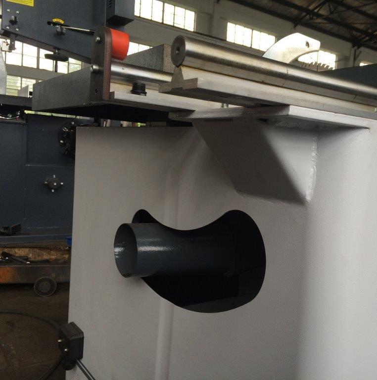 WoodTec C 75 NEW 
 Выход под аспирацию 
 Подключение аспирации позволяет надежно удалять опилки из зоны резания  
