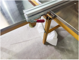 DELTAMACHINERY DM-10 
 Крепление линейки параллельного упора с помощью  быстрозажимной  ручки 
 

 
