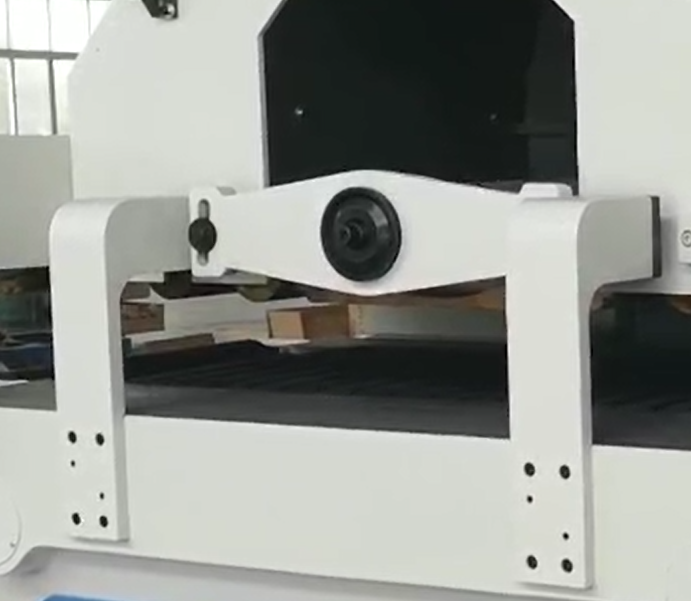 QUADRO MRS-170 Heavy  Контропора пильного вала  Для исключения биения пильного вала и максимального качества пиления установлена мощная торцевая опора пильного вала, что особенно важно при пилении заготовок шириной 500мм и толщиной 170 мм 