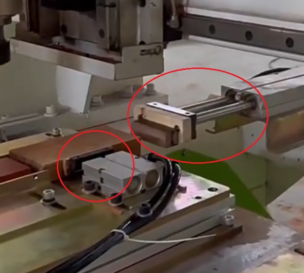 EcoWood M800-2  Прижимы  2 пневмоприжима надежно фиксируют заготовку во время обработки 