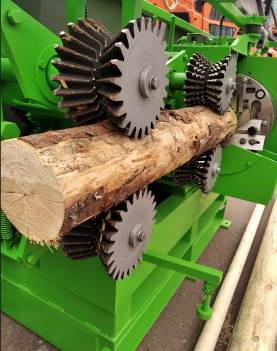 EcoWood 680C  Система подачи  Специально разработанный прижимной механизм обеспечивает необходимое и достаточное давление для бесперебойной подачи бревен Блок рябух, в отличие от всех конкурентов, синхронизирован с помощью зубчатых соединений, что...