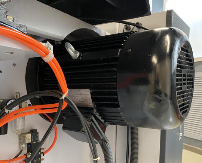 EcoWood BS 700 AUTO  Двигатель привода шкива  Надежный промышленный электродвигатель мощностью 7,5 кВт 