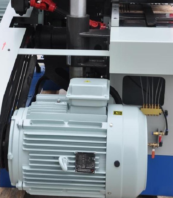 QUADRO 620SAW  Мощность привода пильных узлов 22 и 30 кВт  Позволяет устанавливать несколько дисковых пил диаметром до 320 мм с максимальной высотой пропила заготовки 200 мм  Для реализации возможностей двигателя такой мощности для передачи вращен...