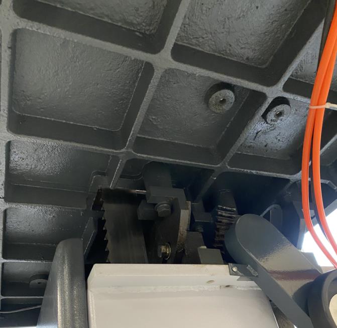 EcoWood BS 700 AUTO  Рабочий стол  Выполнен из чугунного литья с ребрами жесткости, препятствуют вибрации  Стол с возможностью наклона  Наклон осуществляется маховиком через червячную передачу  Привод червяка от маховика через цепь 