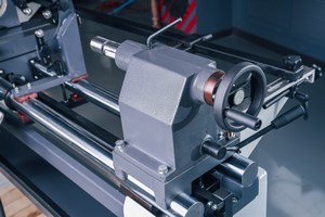OSTERMANN CL 1200 AUTO  Задняя бабка  Массивный чугунный задний центр обеспечивает надежную фиксацию заготовки в процессе обработки Возможность установки 3-х кулачкового патрона позволяет устанавливать сверла и расширить функционал станка Пиноль с...