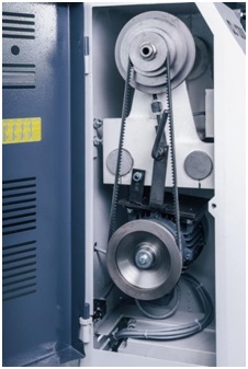 OSTERMANN CL 1200 AUTO  Привод ведущего центра  Осуществляется от двигателя посредством зубчатого ремня  Удобное и быстрое изменение частоты вращения заготовки путем перестановки ремня Концевой выключатель не позволяет включить станок при открытой...