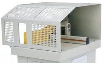 EcoWood TK 350 PM  Защитный кожух  Защитный кожух имеет сетчатую конструкцию и выполнен в трапецеидальной форме  Это обеспечивает возможность точной оценки заготовки и определение линии пропила оператором 