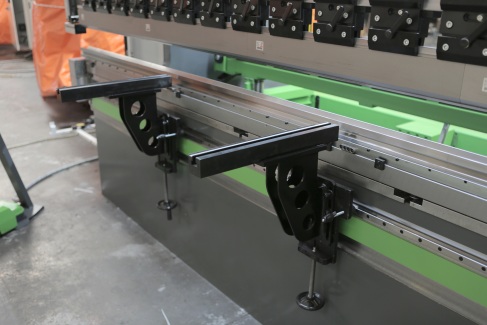 ERMAKSAN Power Bend  Регулируемые, скользящие передние опоры  Для удобства оператора и облегчения работы на станке установлены передние поддержки, которые свободно перемещаются вдоль инструмента по линейным направляющим, опоры также регулируются п...