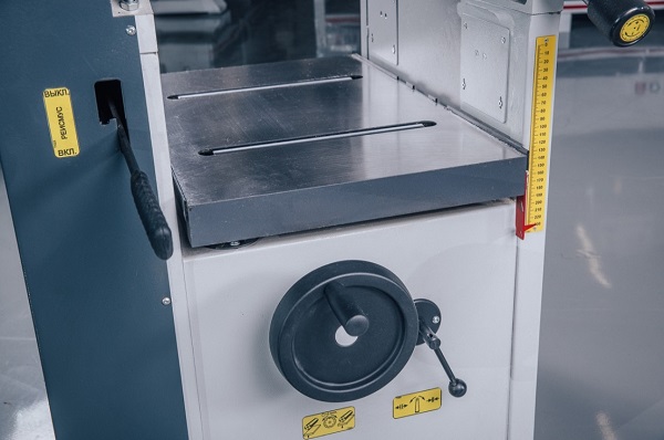 OSTERMANN FS 32N  Рейсмусовый узел  Выставление на толщину обработки с помощью маховика по линейке  Фиксация стола с помощью рычага  Ролики в столе (мод  FS 41N) обеспечивают легкое скольжение заготовки и имеют регулировку по высоте вылета Чугунны...