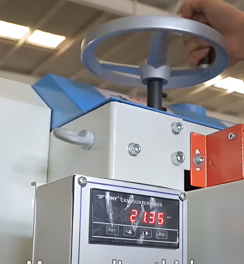 EcoWood SR-R 920  Настройка высоты обработки  Удобно осуществляется путем вращения рукоятки и перемещения подающего стола по высоте  Высота обработки удобно отслеживается по электронному счетчику под рукояткой 