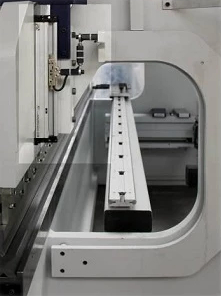 SMD PBA  Электрогидравлическая синхронизация осей Y1 и Y2  С системой компенсации деформации силовой конструкции (корпуса пресса) за счет крепления на С-образную скобу, которая фиксируется на нижней части станины, линейных датчиков, считывающих пе...