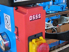 DPH-16L 
  Шкивы из алюминия со шлифовкой и приводные зубчатые ремни позволяют обеспечить плавный ход высокой точности  Регулировка скорости вращения возможна без ступеней, просто путём поворота ручки, которая расположена сбоку от сверла  Такое з...