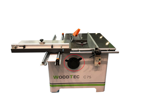 WoodTec C 75 NEW 
 Регулировка высоты пропила 
 Подъем/опускание пилы удобно регулируется маховиком  
