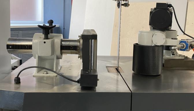 EcoWood BS 700 AUTO  Поверхность стола  На столе установлено пневматическое подающее устройстве 