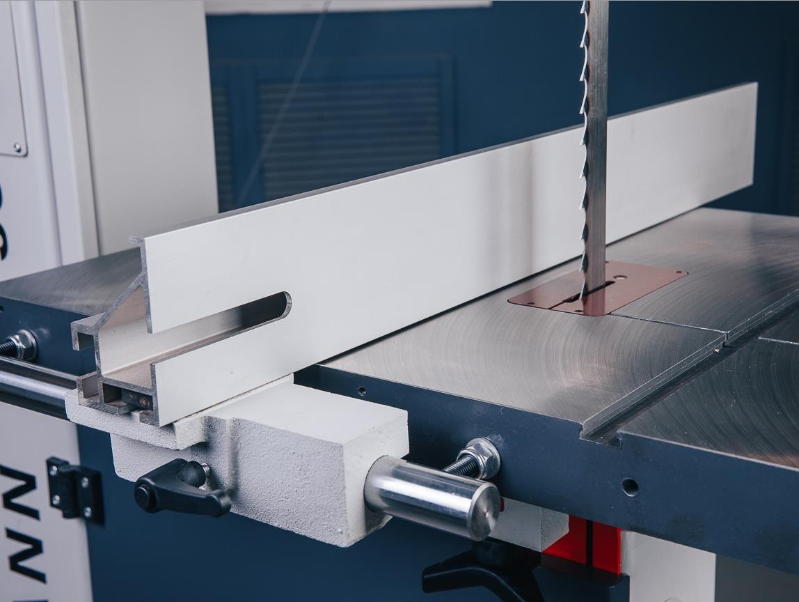 OSTERMANN BS 40  Направляющая линейка  Направляющая линейка перемещается по высокоточной направляющей, что позволяет удобно настраивать станок на требуемую ширину пропила 