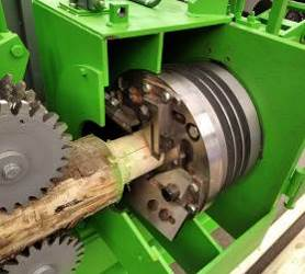 EcoWood 680C  Оцилиндровочный узел  Узел осуществляет оцилиндровку неокоренного бревна, после прохождения бревна через данный узел получается цилиндр различного диаметра (от 70 до 160 мм), калиброванного по всей длине заготовки 